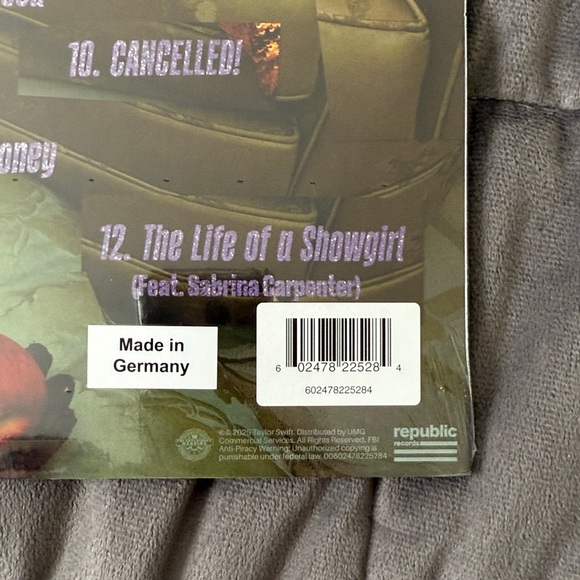 TS The Life of a Showgirl: The Shiny Bug Edition (Violet Shimmer Marbled Vinyl) - Picture 3 of 3